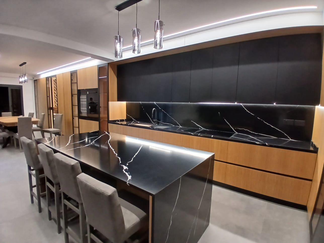 Rovere naturale e legno listellare: perché l’arredo di lusso rifiuta il truciolato