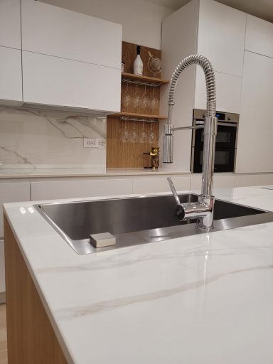 Lavello in acciaio con rubinetto su un piano cucina moderno e elegante.